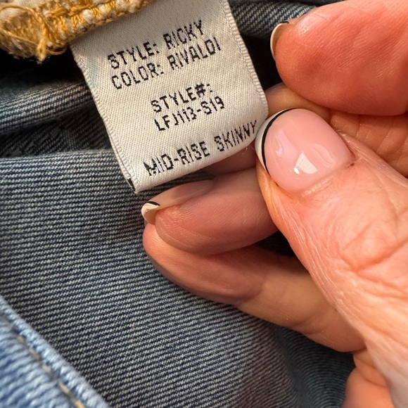 Lovers + Friends Blue mid rise Skinny Jeans made in the USA 🇺🇸 - Picture 3 of 9